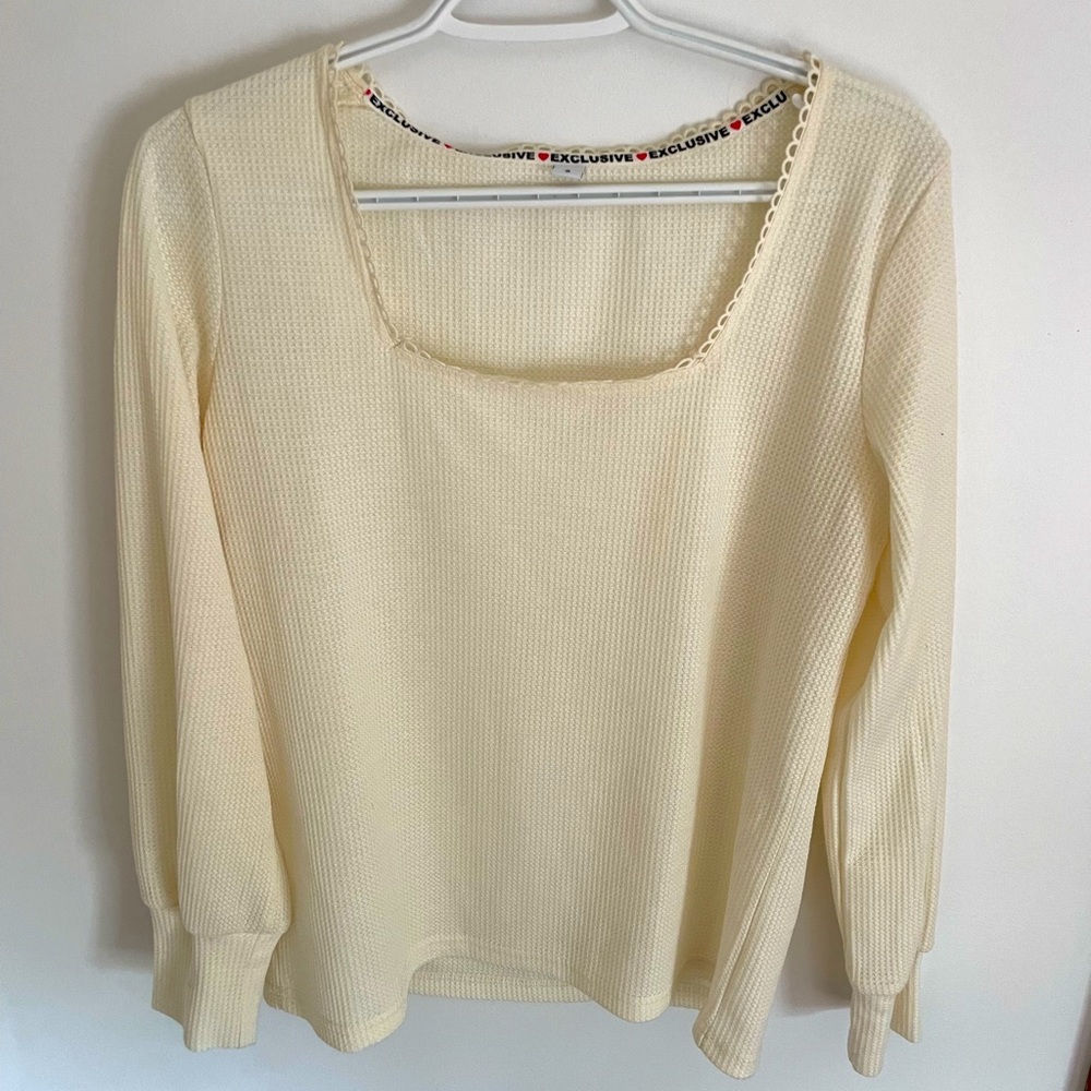 Waffle top with lacy neckline